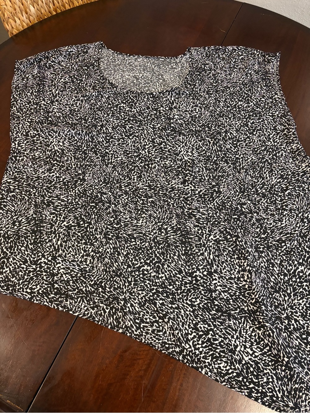 Women's Black & White Printed Scoop Neck Blouse